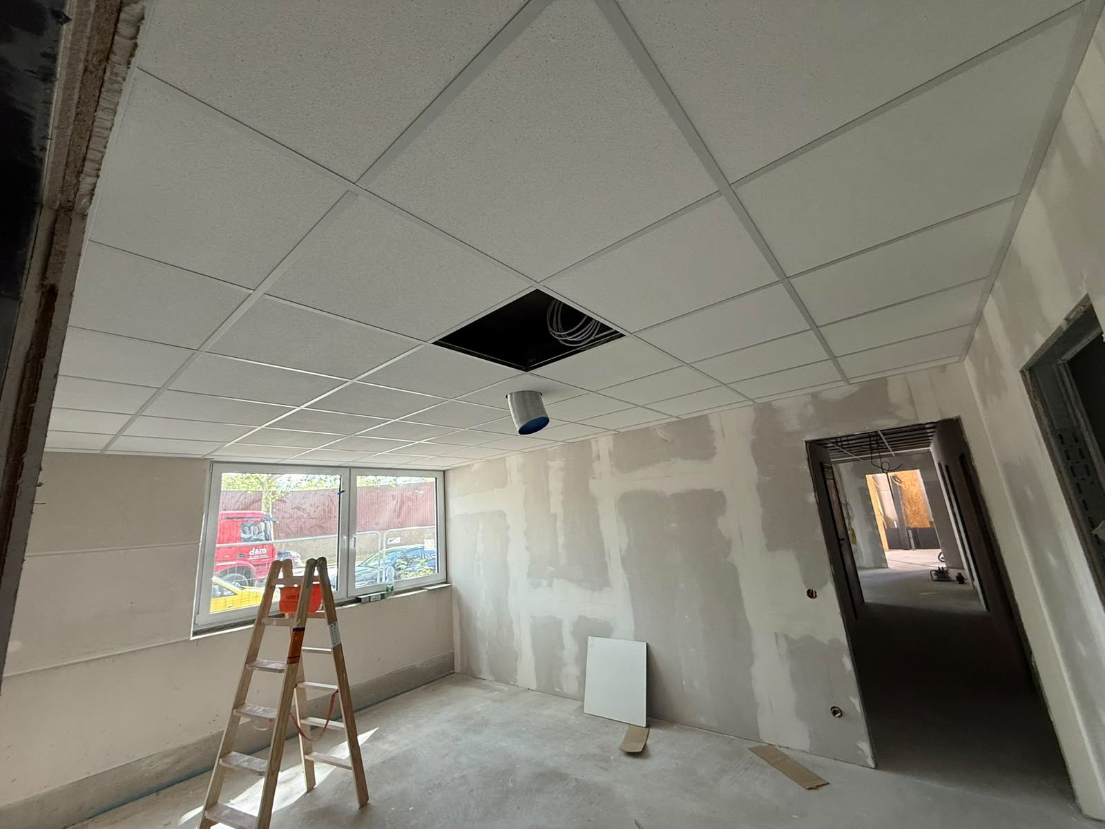 Innenausbau mit Trockenbauwänden und Rasterdecke
